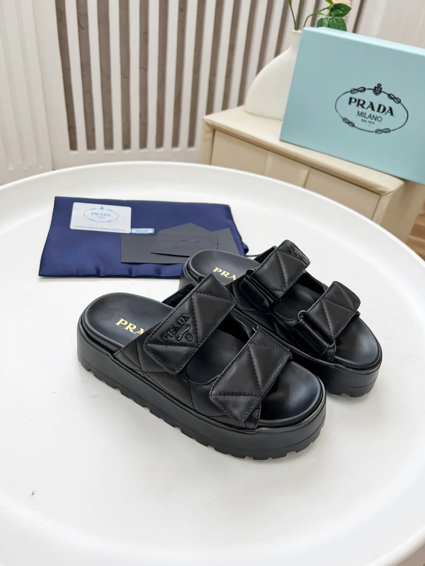 👟👟Ex-factory price 440👟👟 Prada/Prada 25ss summer new couple's beach thick-soled Birkenstock sandals. This shoe style is really a classic design that will not go out of style and is in line with everyone's current pursuit of comfortable and healthy wearing concepts. It is regarded by many domestic and foreign celebrities and fashionistas as an important choice for daily slippers. ✔Upper: imported super soft sheepskin ✔Inner lining: imported sheepskin ✔Hardware: Original molded split hardware ✔Outsole: Ultra-light, wear-resistant and non-slip foam sole ✔Number of yards: 35~40 (custom-made 40 pieces are non-refundable)